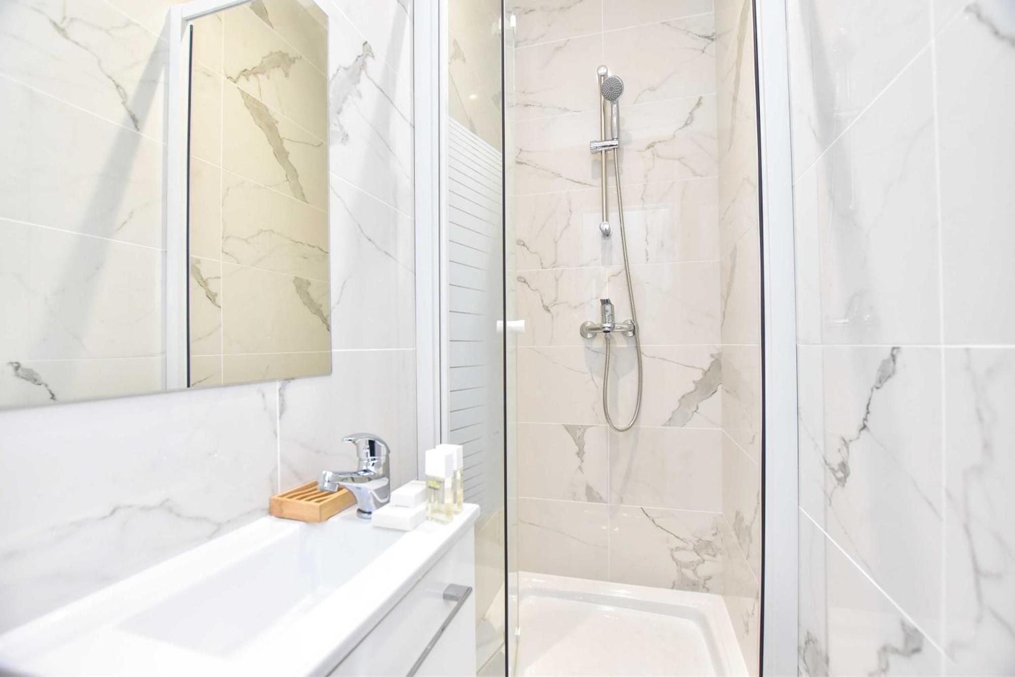 Amazing Apartement 4br Menilmontant Apartment