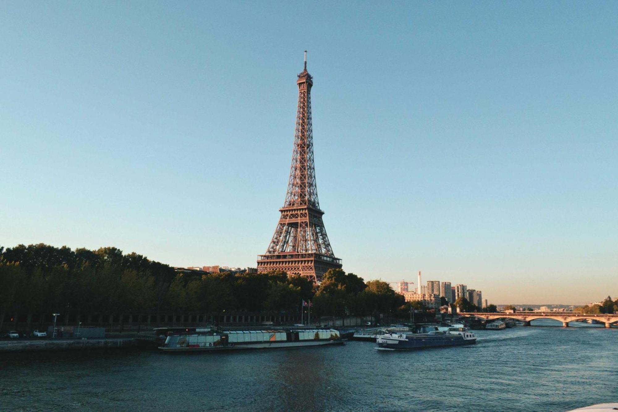 Parisian With Air Conditioning Eiffel Tower * Paris