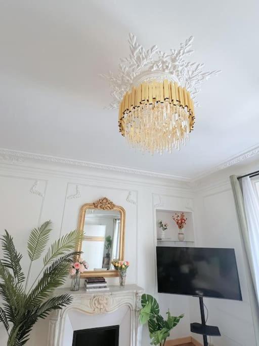 De Luxe Juste A Cote Des Champs-elysees
