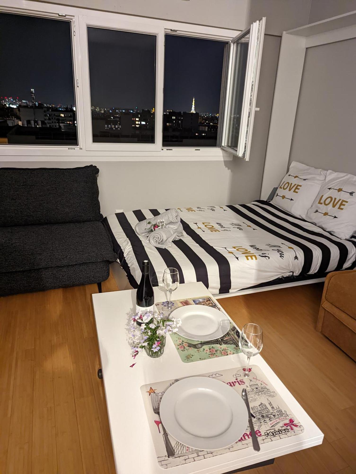 Charming With Eiffel View *