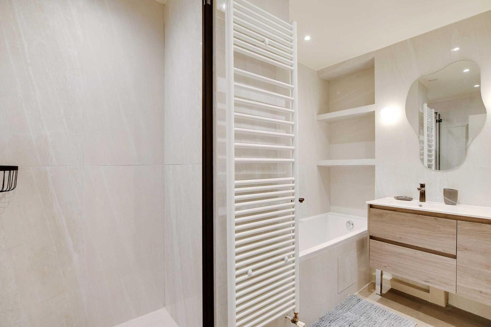Modern Elegance A Stone's Throw From The Arc De Triomphe Apartment