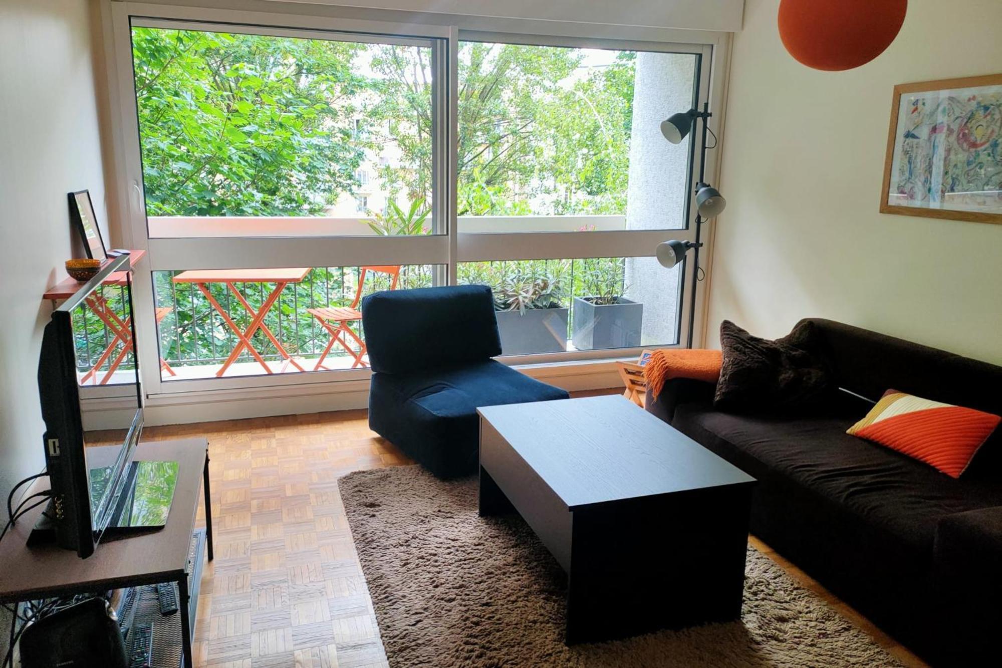 Cosy Overlooking A Area *