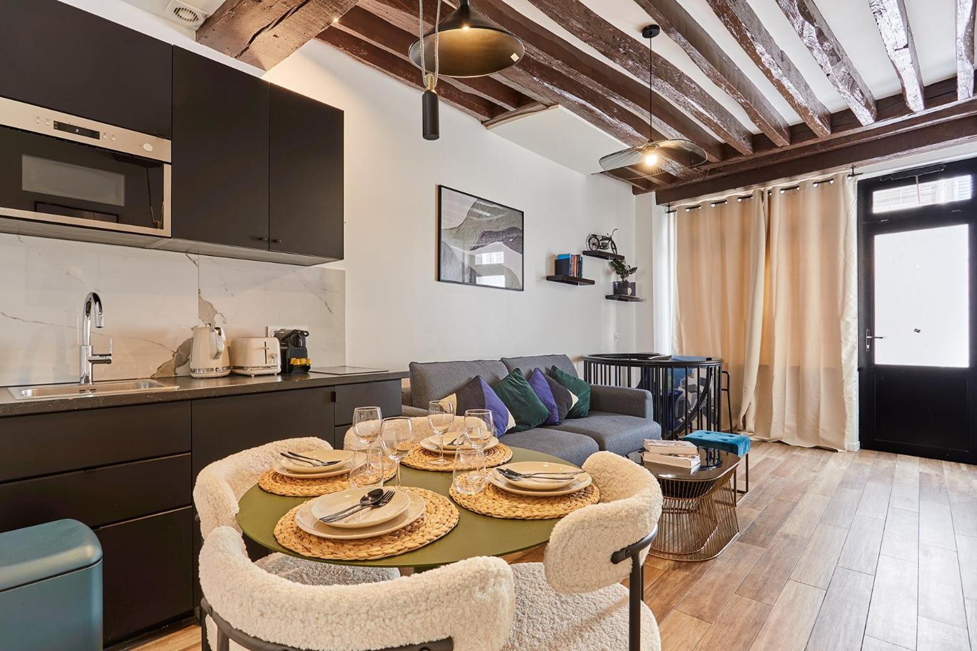 Duplex In The Center Of Apartment *