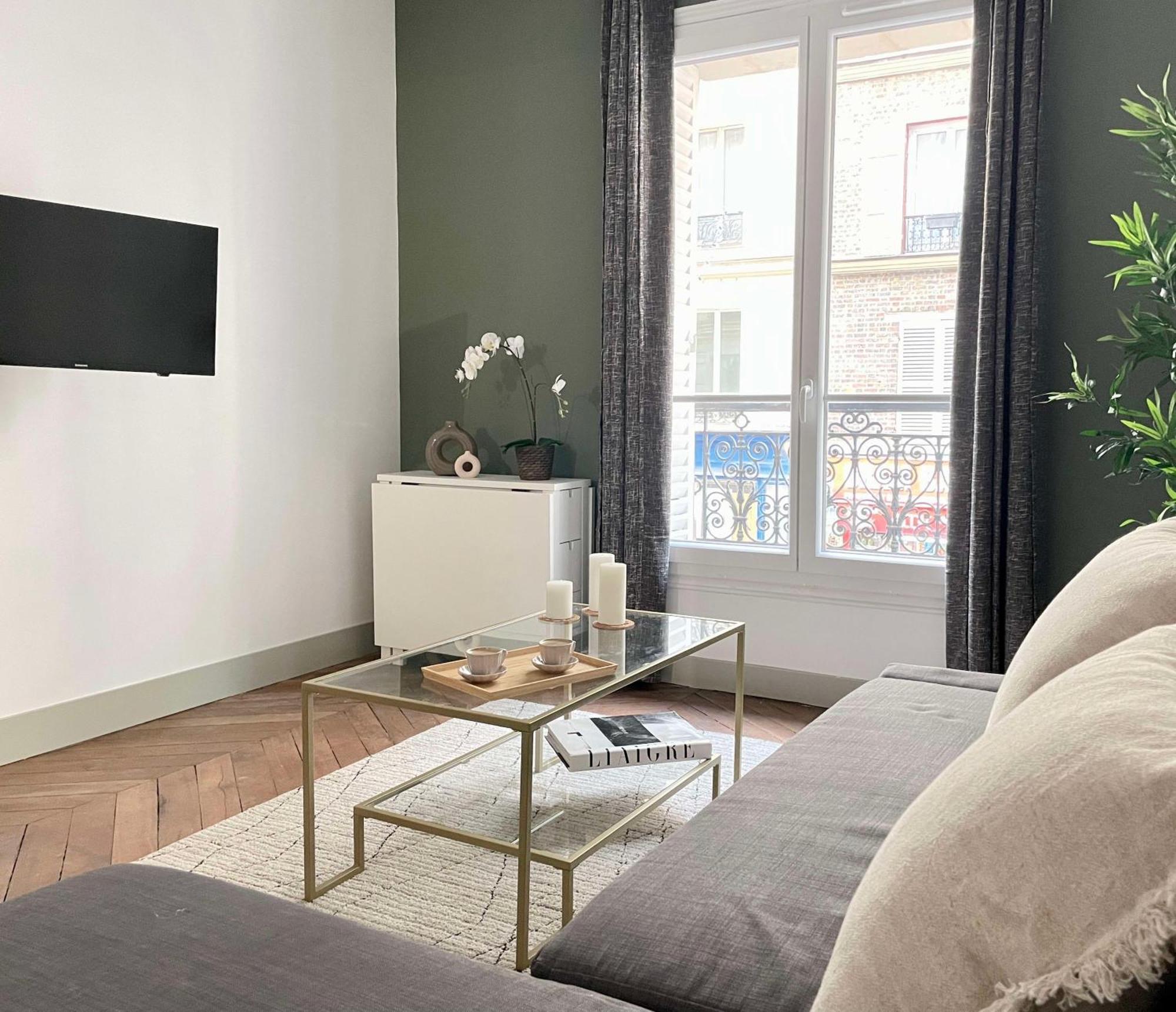 Chic And Spacious Flat In Montmartre Paris