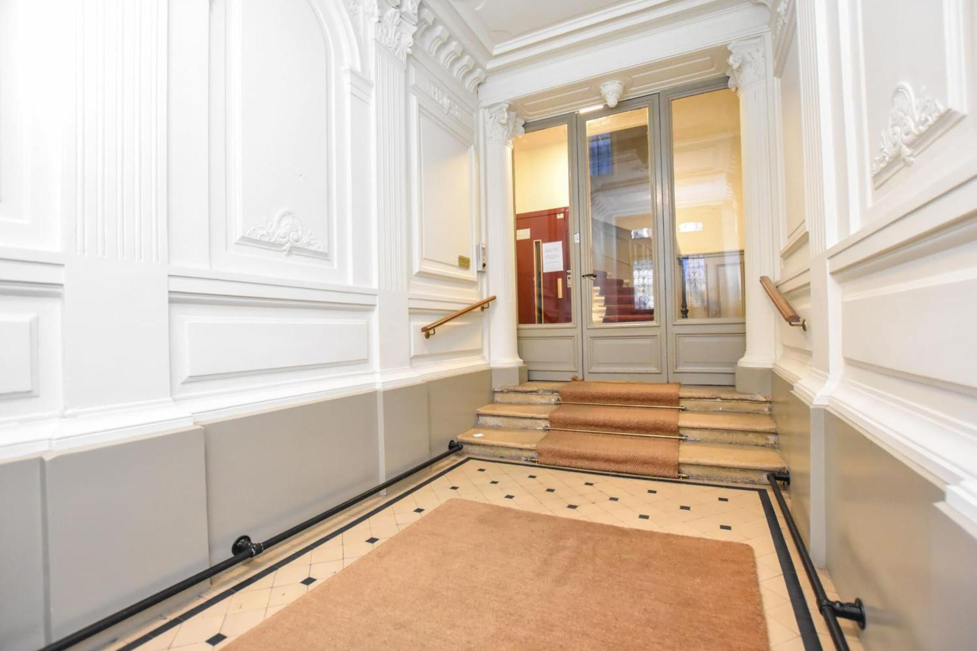 Cozy - 2br-7p- Opera House Apartment