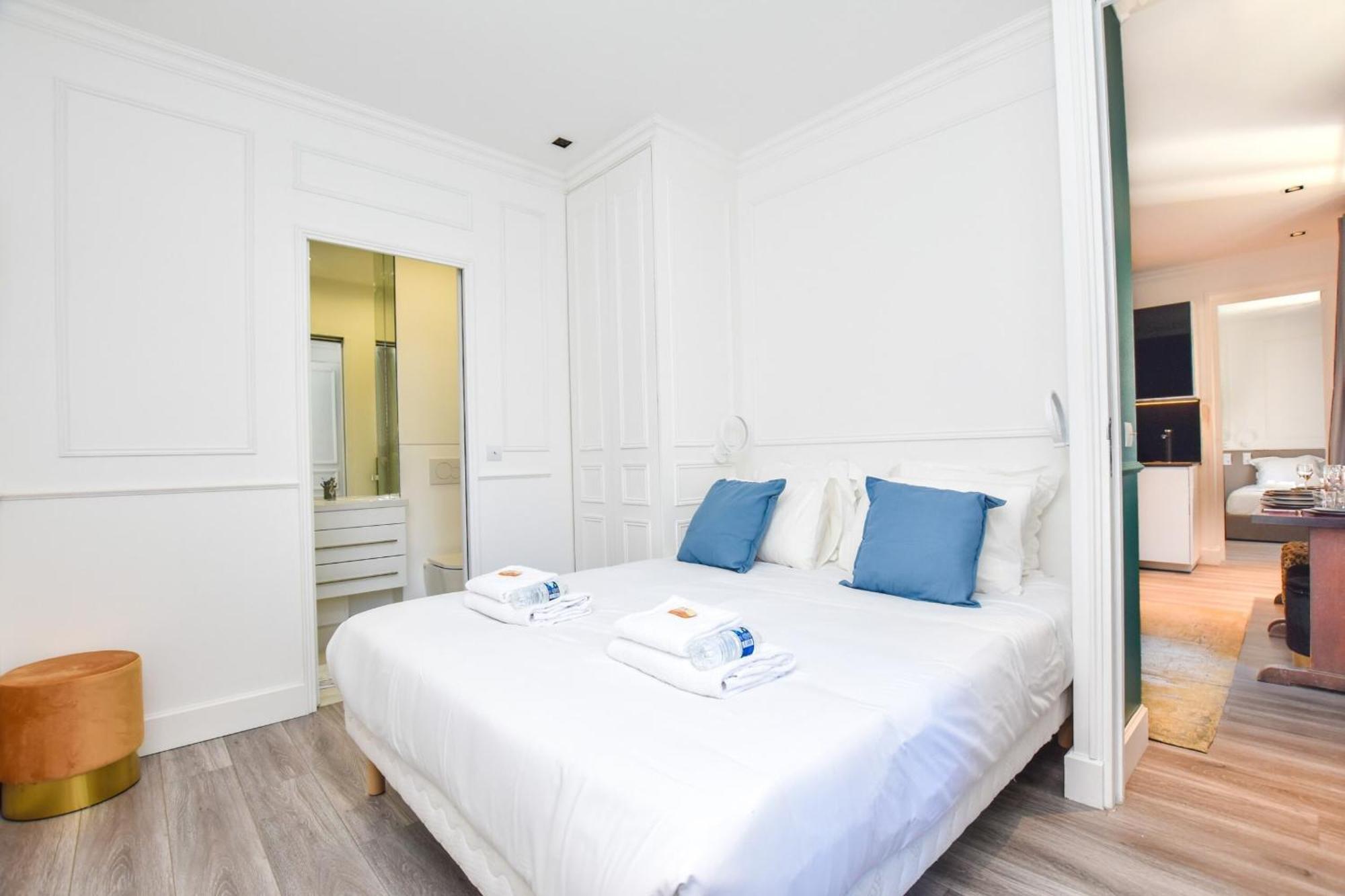 Cozy - 2br-7p- Opera House Apartment *