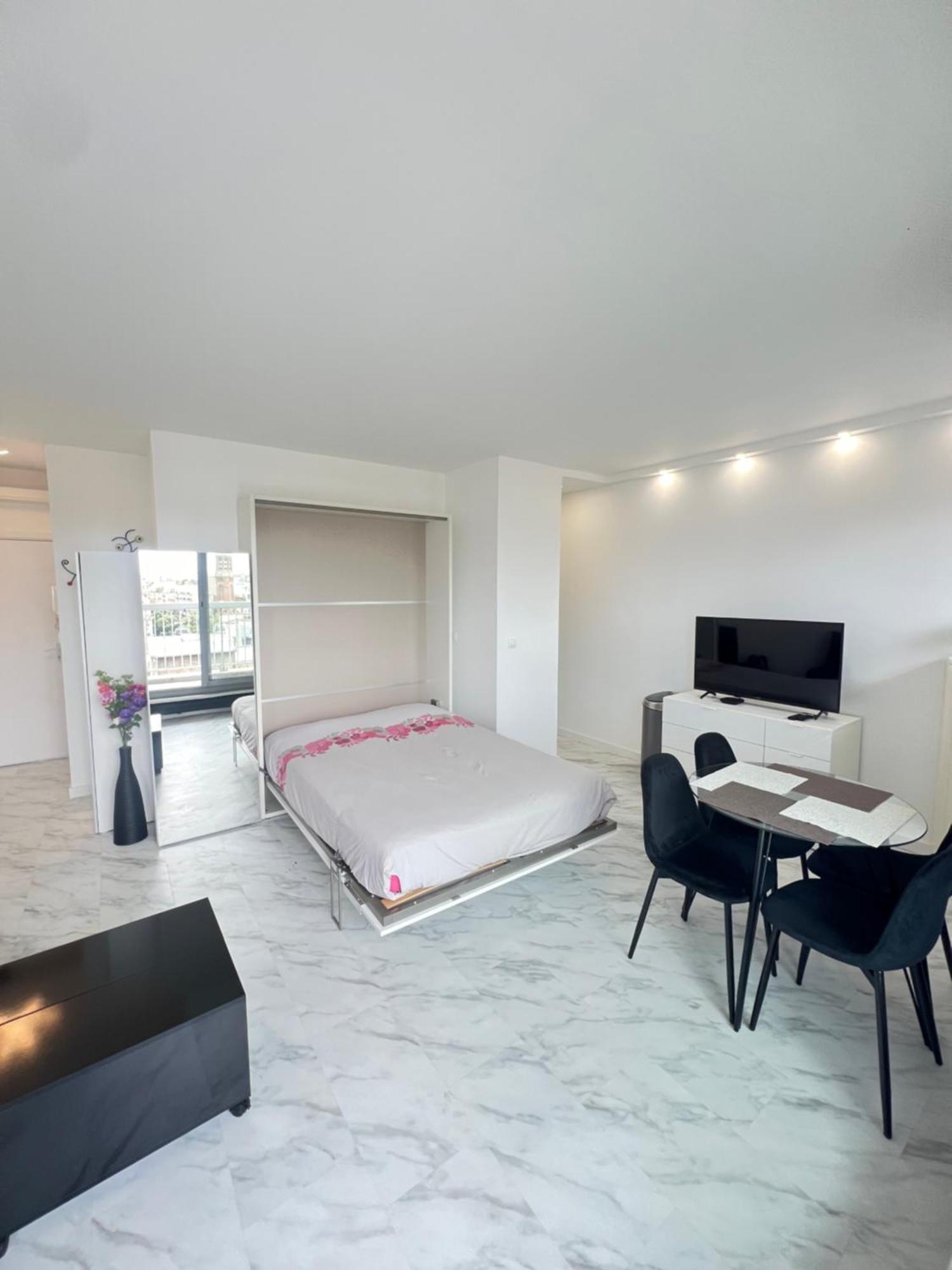 My Eiffel Tower View Apartment Paris
