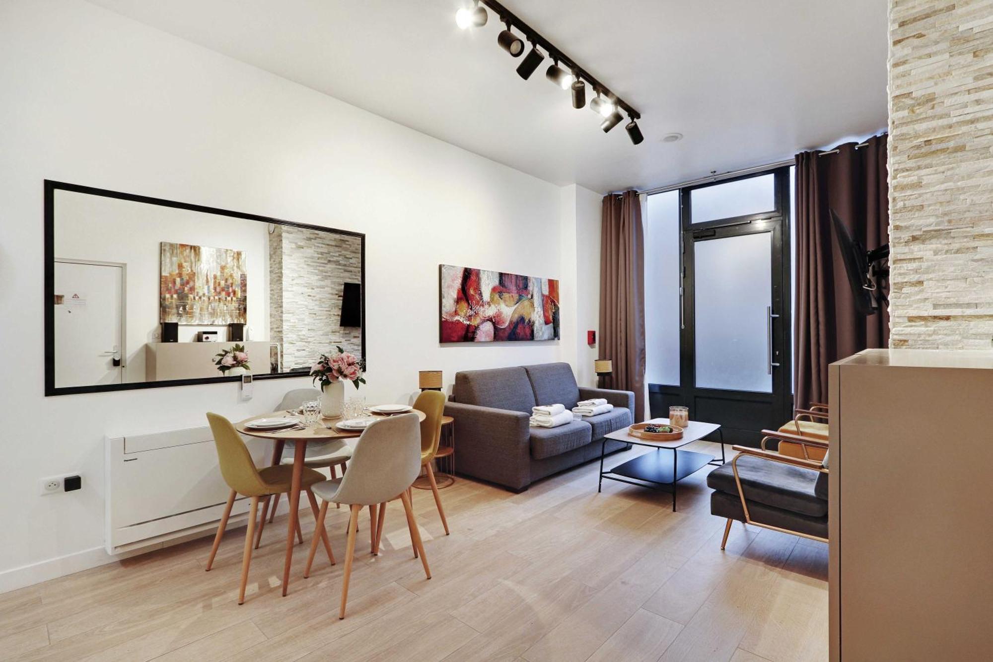 Intimate With Air Conditioner & Jacuzzi 2br 6p Montmartre