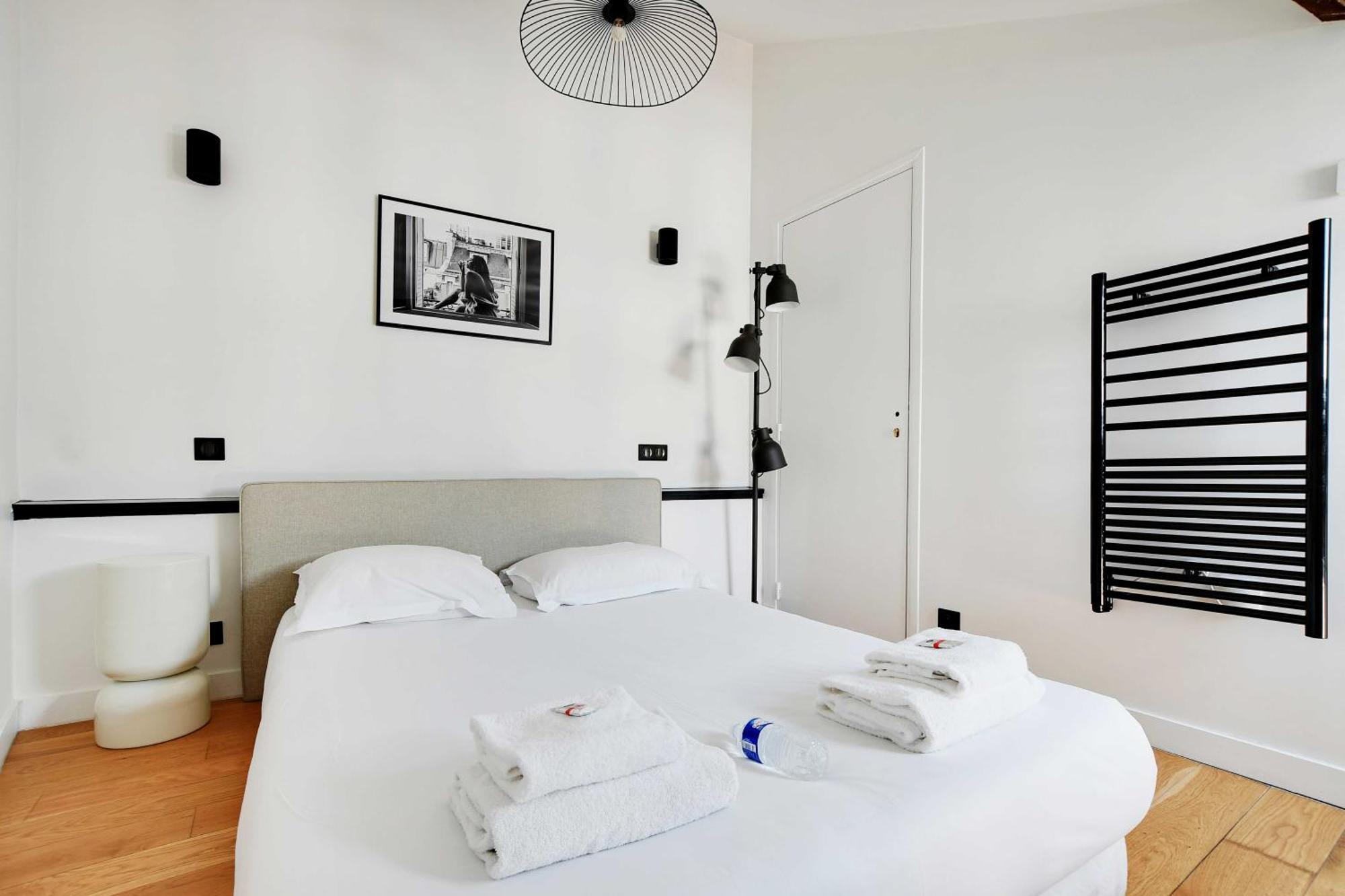 Charming With Ac -rue Des Archives- Le Marais Apartment
