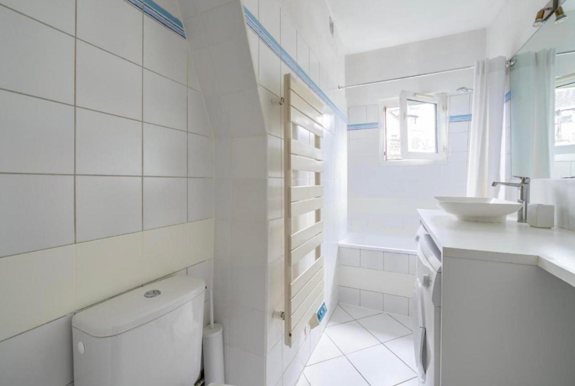 In Front Of Sacre Coeur - 2 Bedrooms In Last Floor Apartment Paris