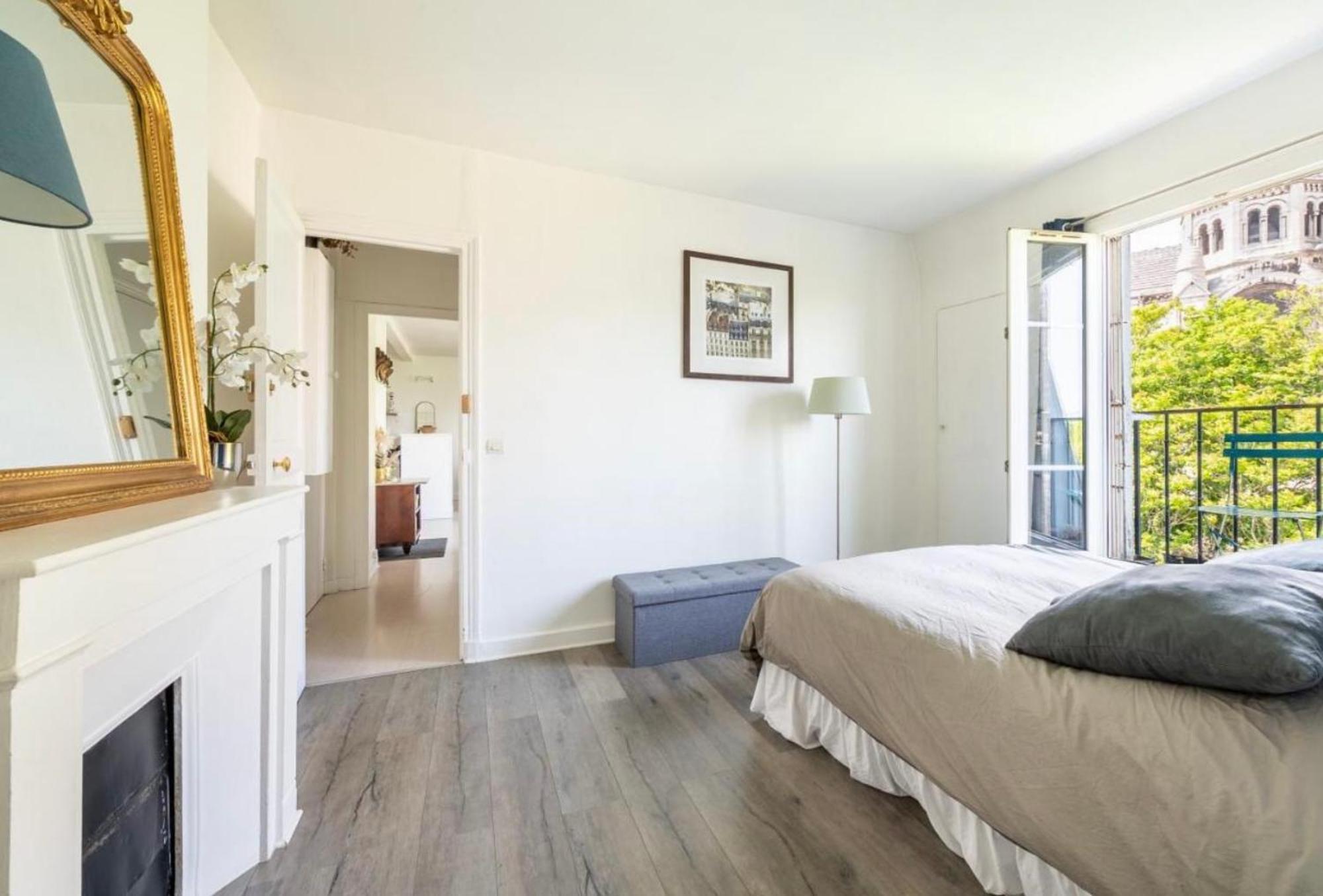 In Front Of Sacre Coeur - 2 Bedrooms In Last Floor Apartment