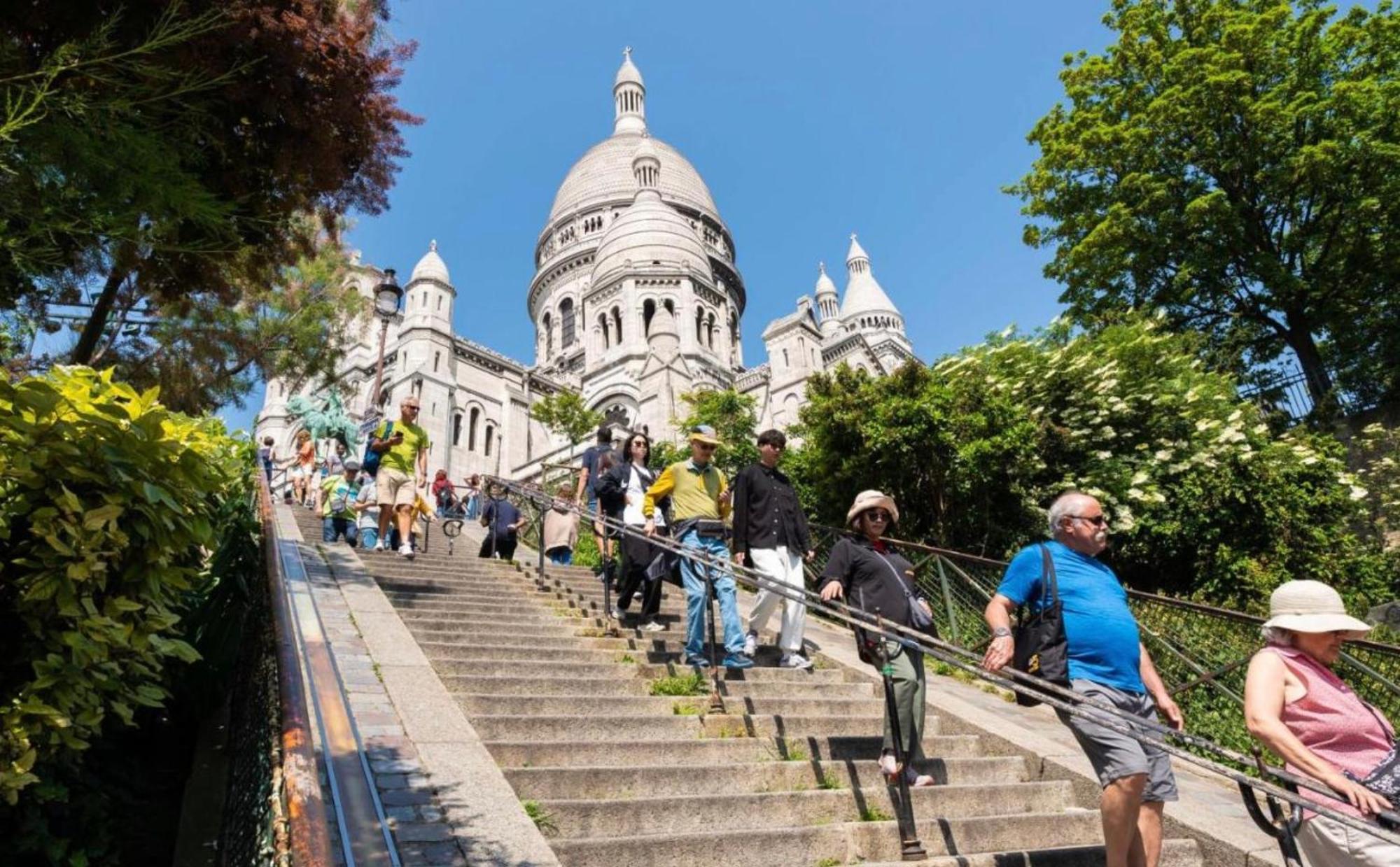 In Front Of Sacre Coeur - 2 Bedrooms In Last Floor Apartment