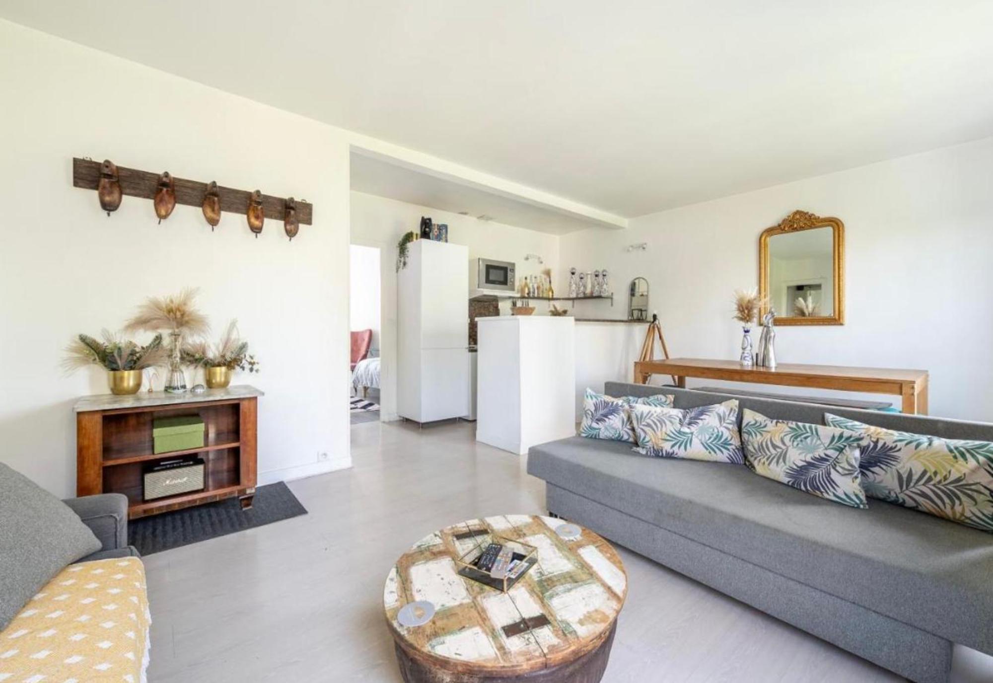 In Front Of Sacre Coeur - 2 Bedrooms In Last Floor Apartment *