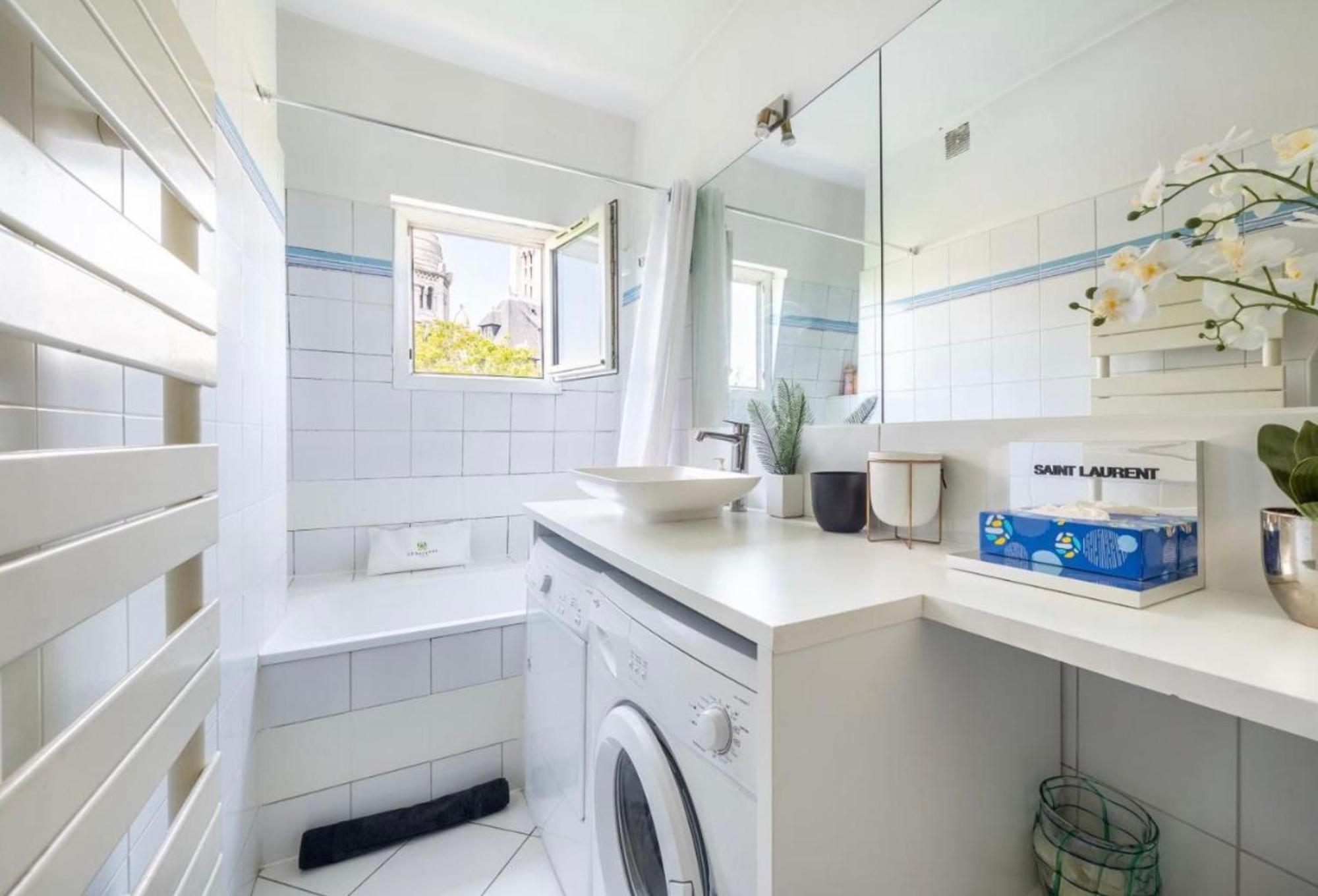 Apartment In Front Of Sacre Coeur - 2 Bedrooms In Last Floor *
