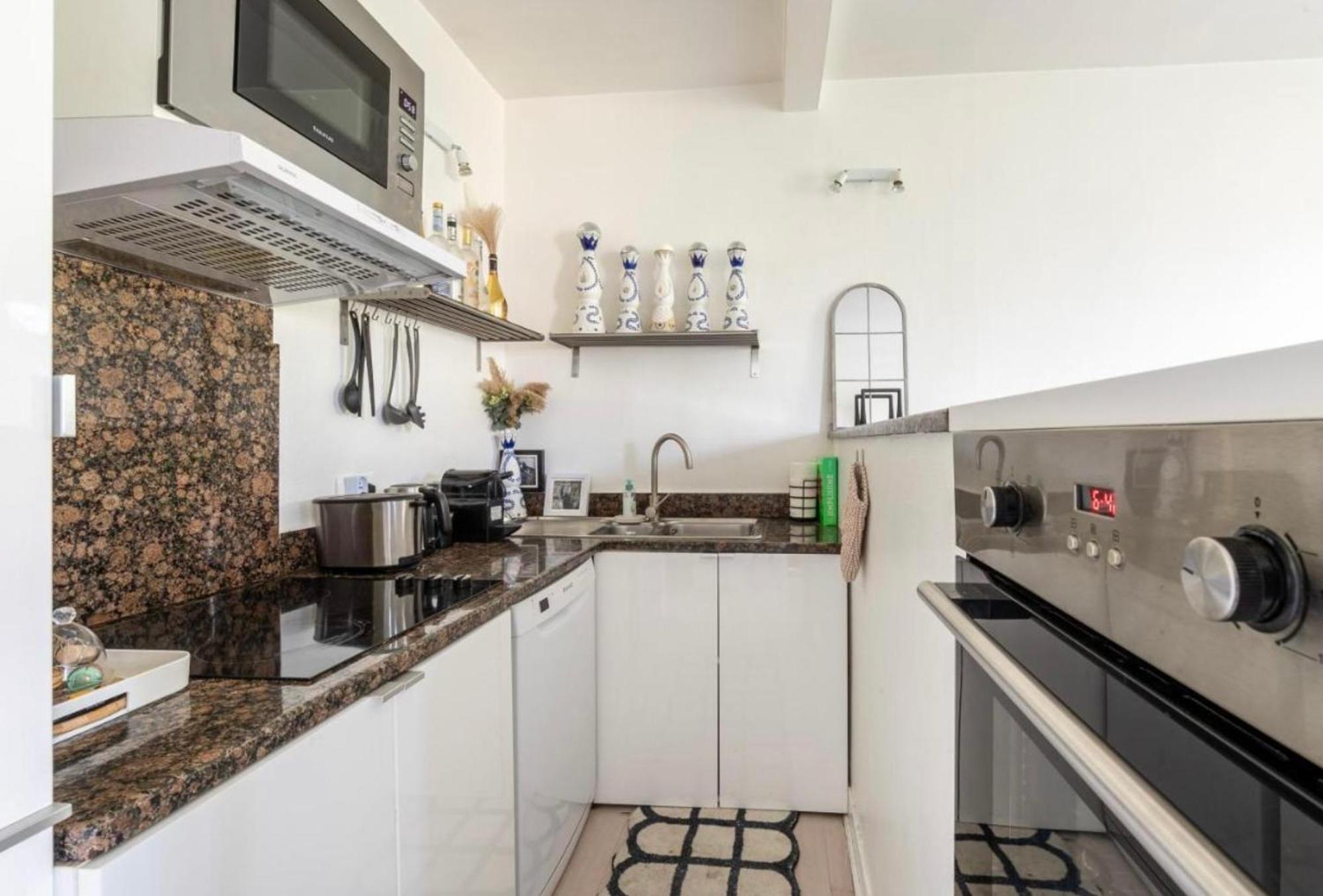 In Front Of Sacre Coeur - 2 Bedrooms In Last Floor Apartment Paris