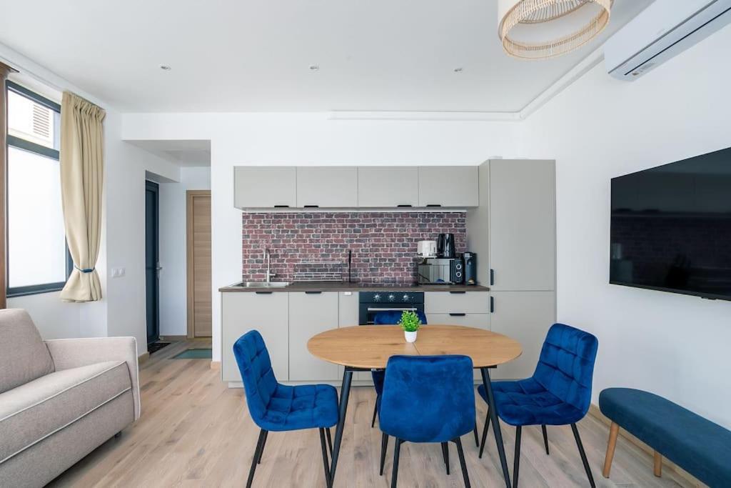 New 2 Br- 2 Bedroom In 15 Eiffel Clim
