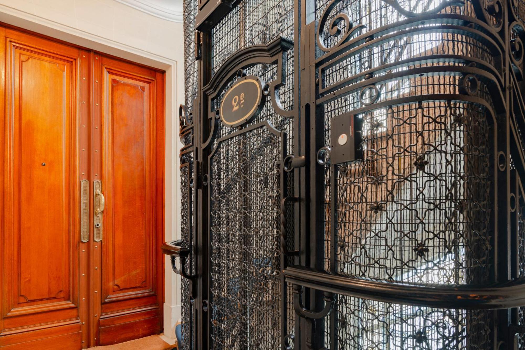 Prestigious Triangle D'or 2br Champs-elysee - Montaigne * Parigi