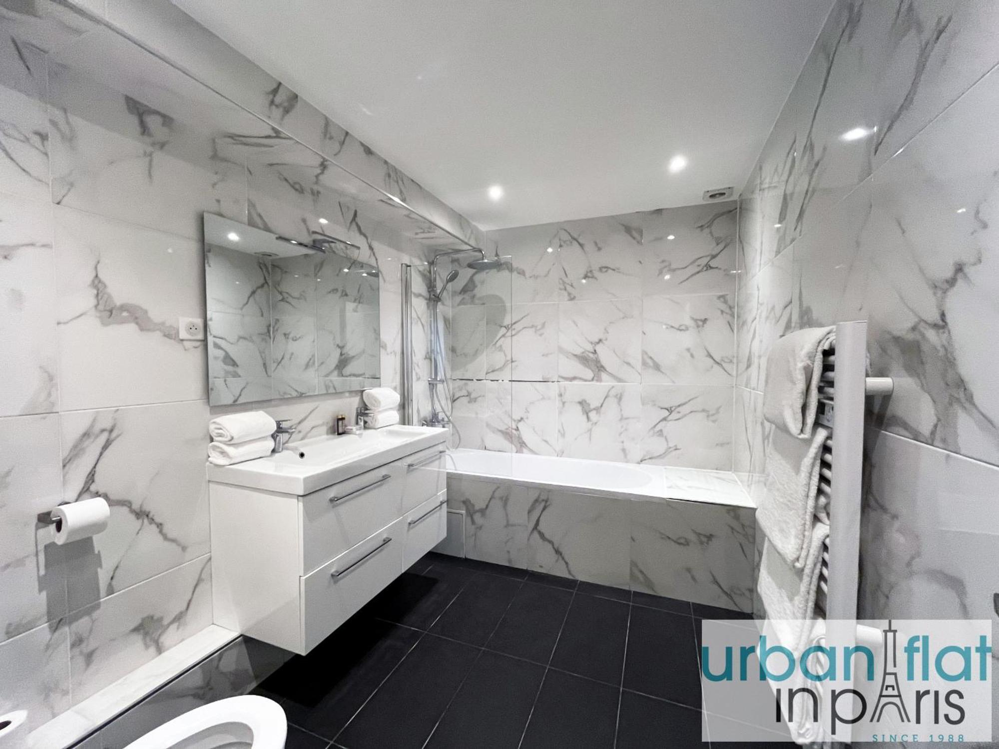 Urban Flat 182 - Spacious 4 Bedroom Flat In Apartment *
