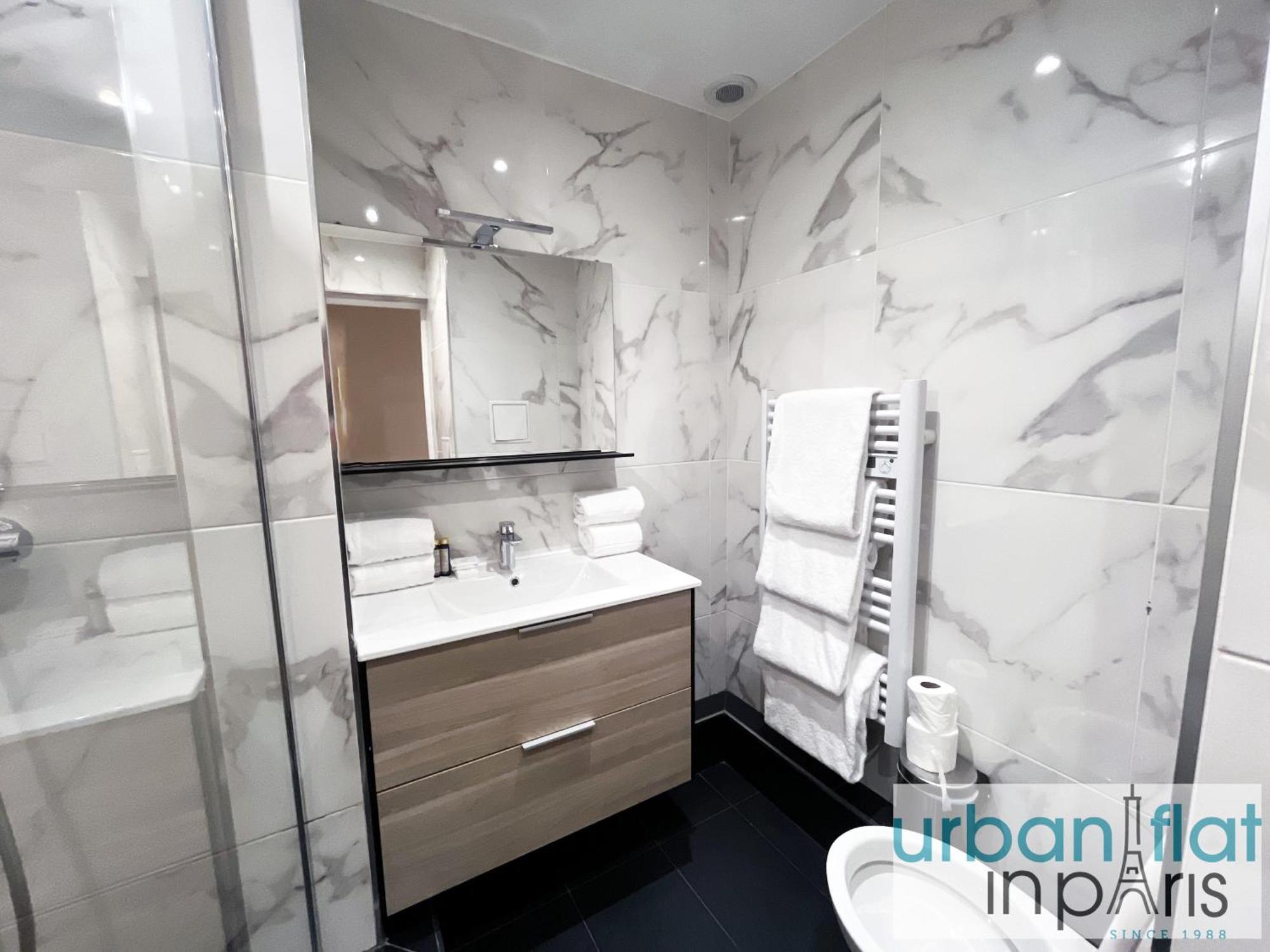 Urban Flat 182 - Spacious 4 Bedroom Flat In Apartment Paris