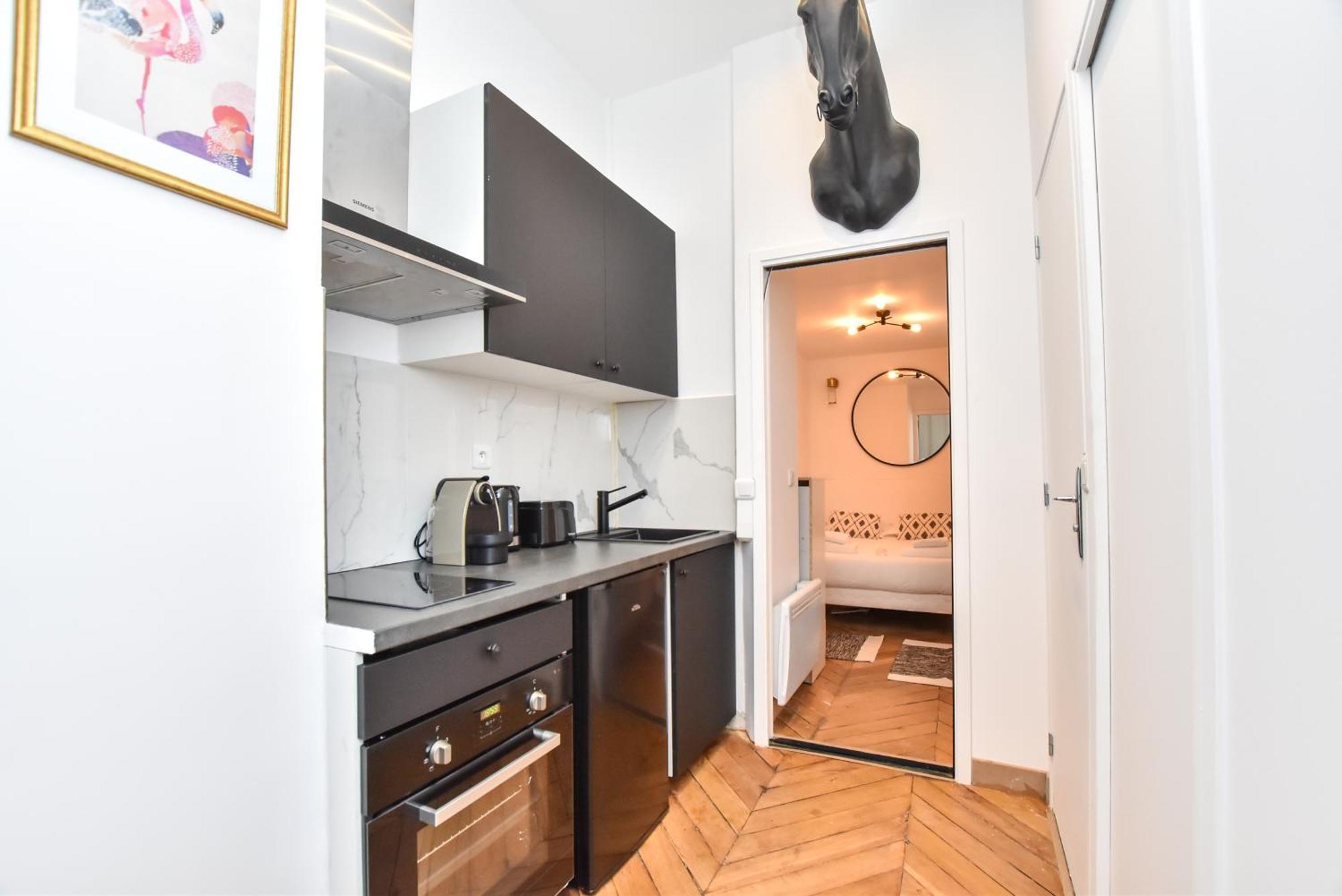 Cozy Nest Just Steps Away From The Lively Nation District Appartamento *