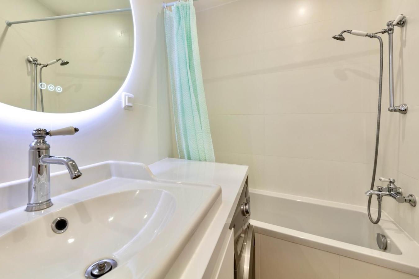 Appartamento 16th 2 Bedrooms Near Eiffel Tower Renovated Balcony 2-4 Person Parigi