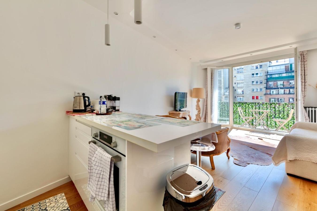 16th 2 Bedrooms Near Eiffel Tower Renovated Balcony 2-4 Person Appartamento *