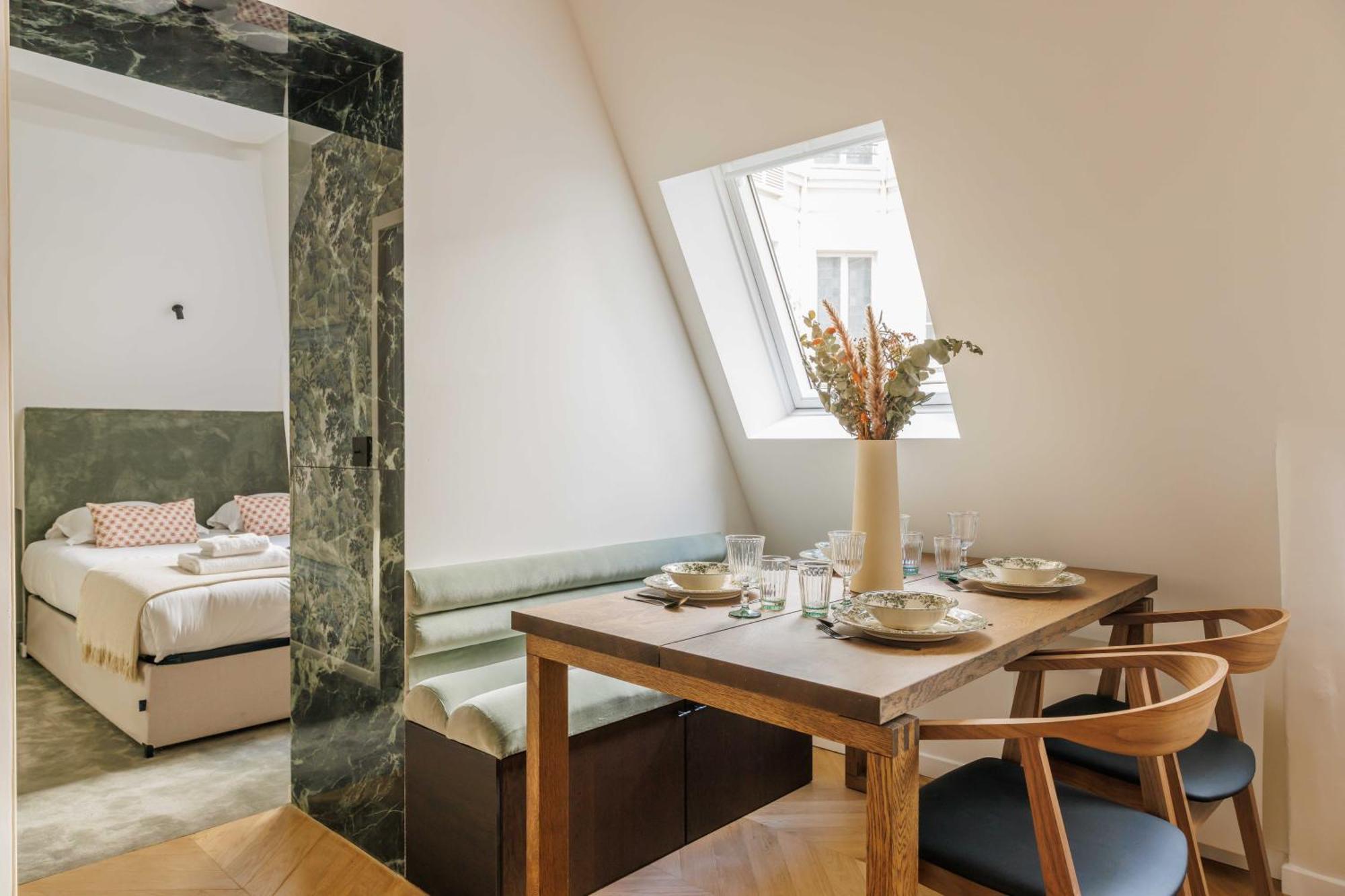 Classy St Honore - Louvre Apartment