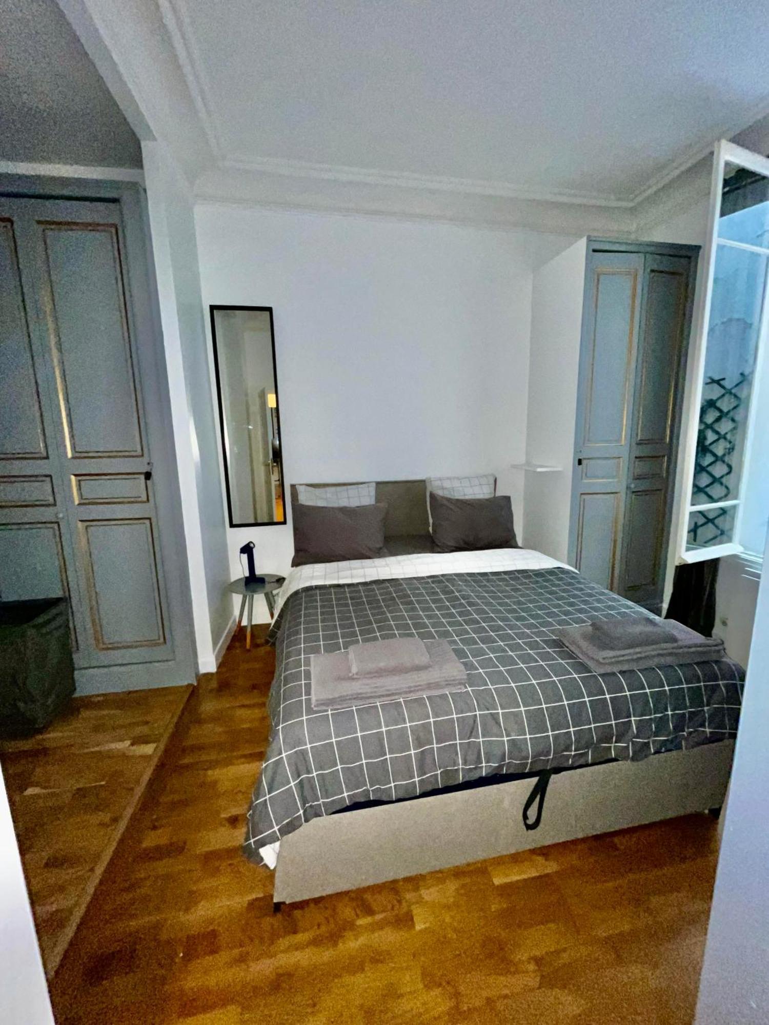 Appartamento 2 Bedroom With Spacious Terrace Minutes From Champs Elysees