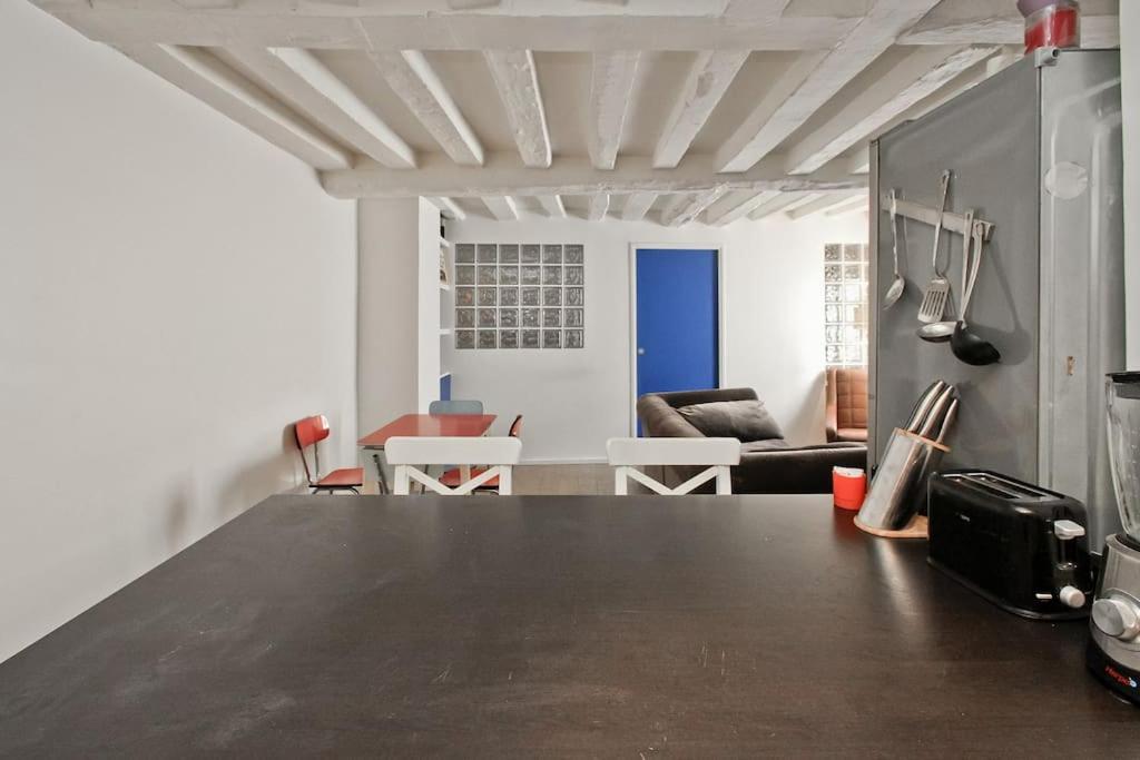 Charming In Le Marais Parigi