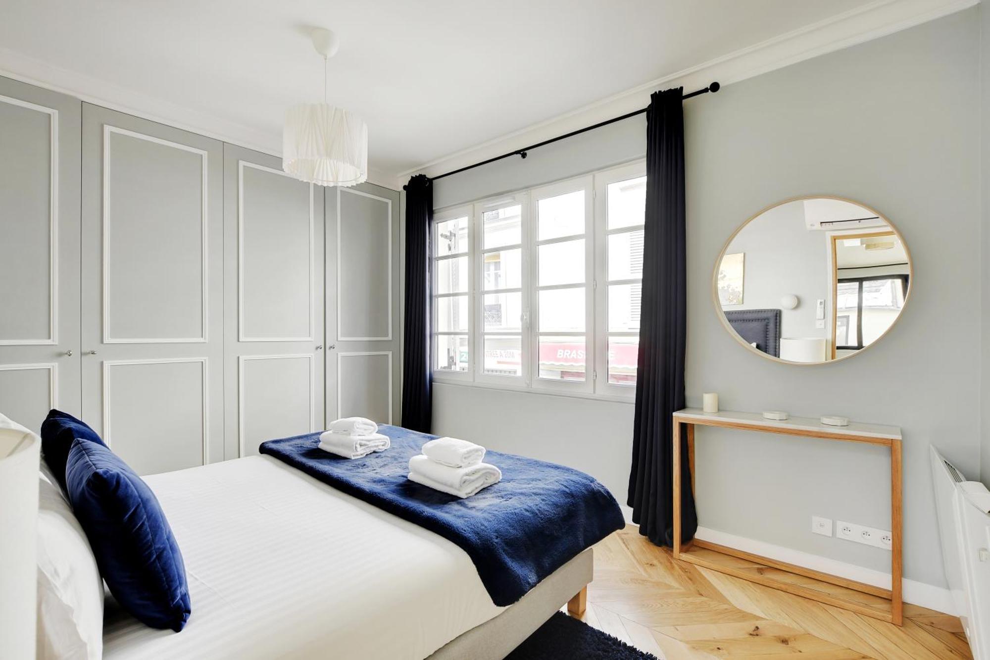 Pick A Flat's In Montmartre - Rue Lepic * Parigi