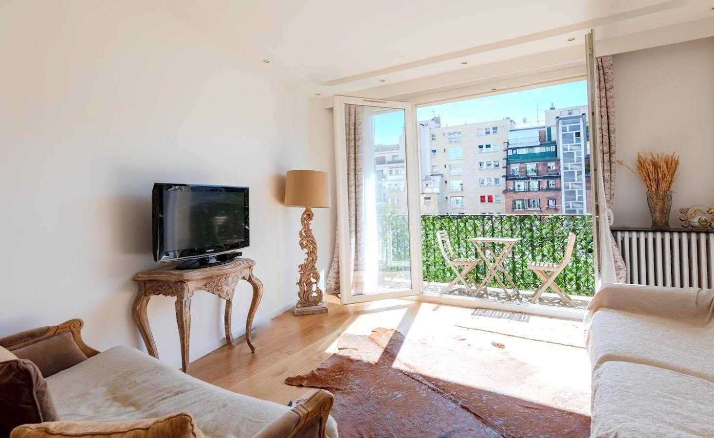 16th 2 Bedrooms Near Eiffel Tower Renovated Balcony 2-4 Person Appartamento Parigi
