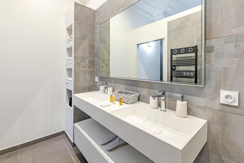 Newly Renovated Near La Madeleine Parigi