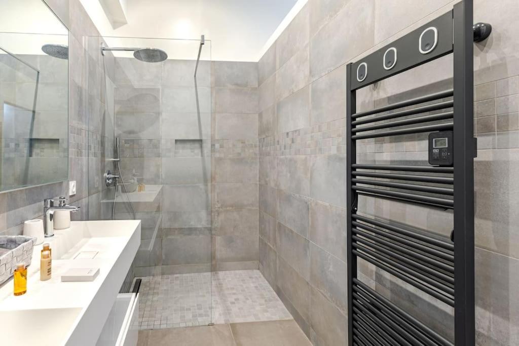 Newly Renovated Near La Madeleine Parigi