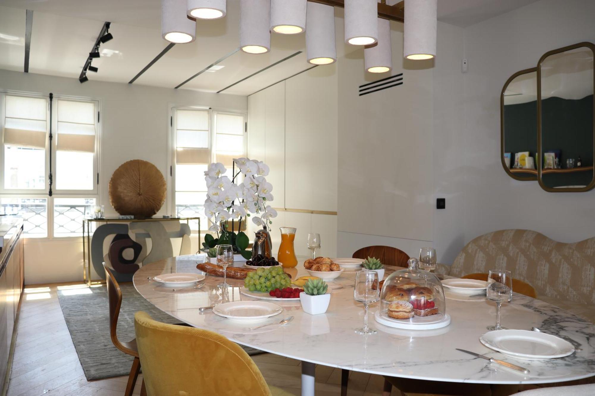 Appartamento Luxueux Avec Balcon, Champs Elysees Parigi
