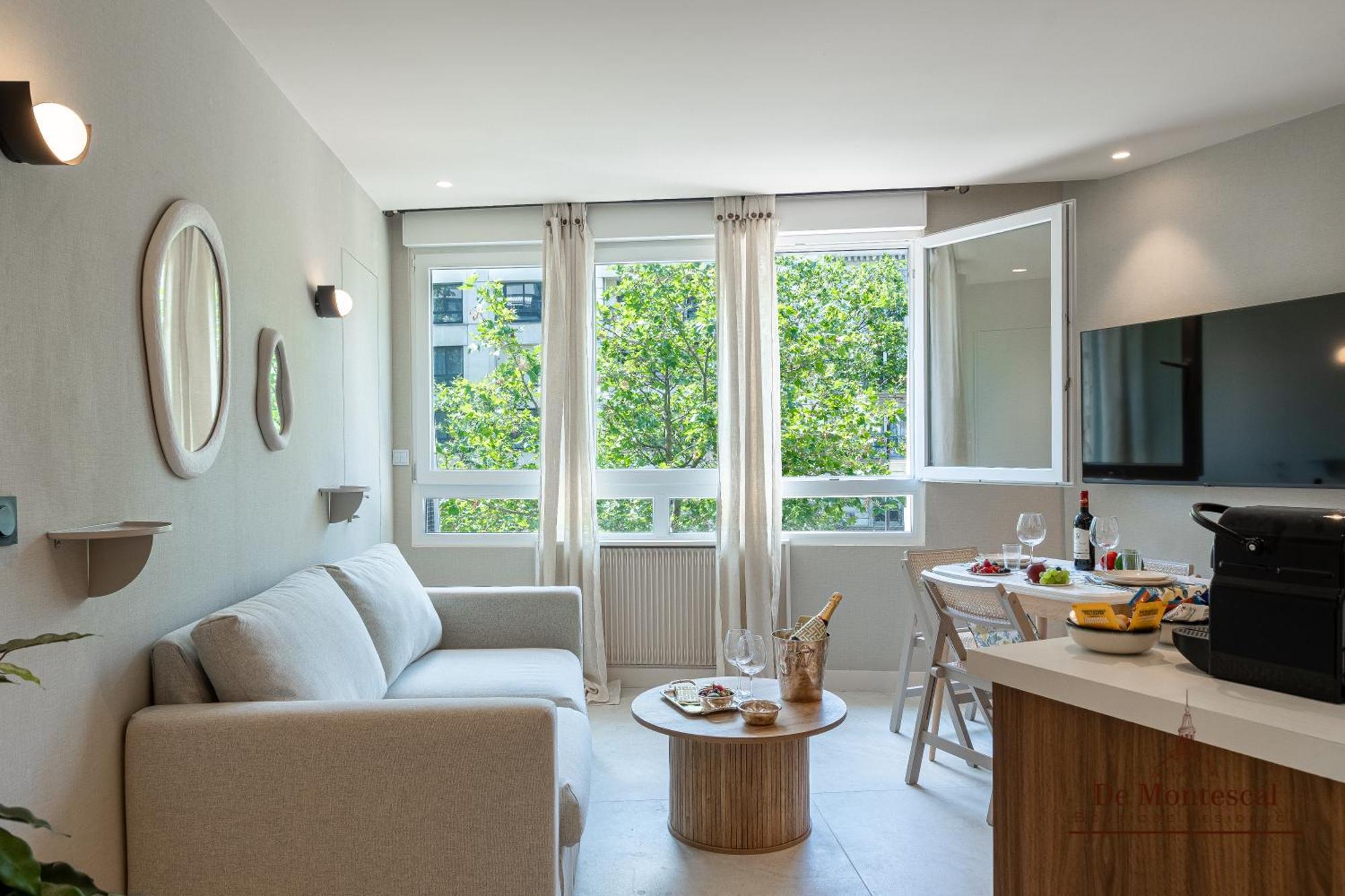 De Montescal Montparnasse Ac In A Prime Location 22 -36m2 *