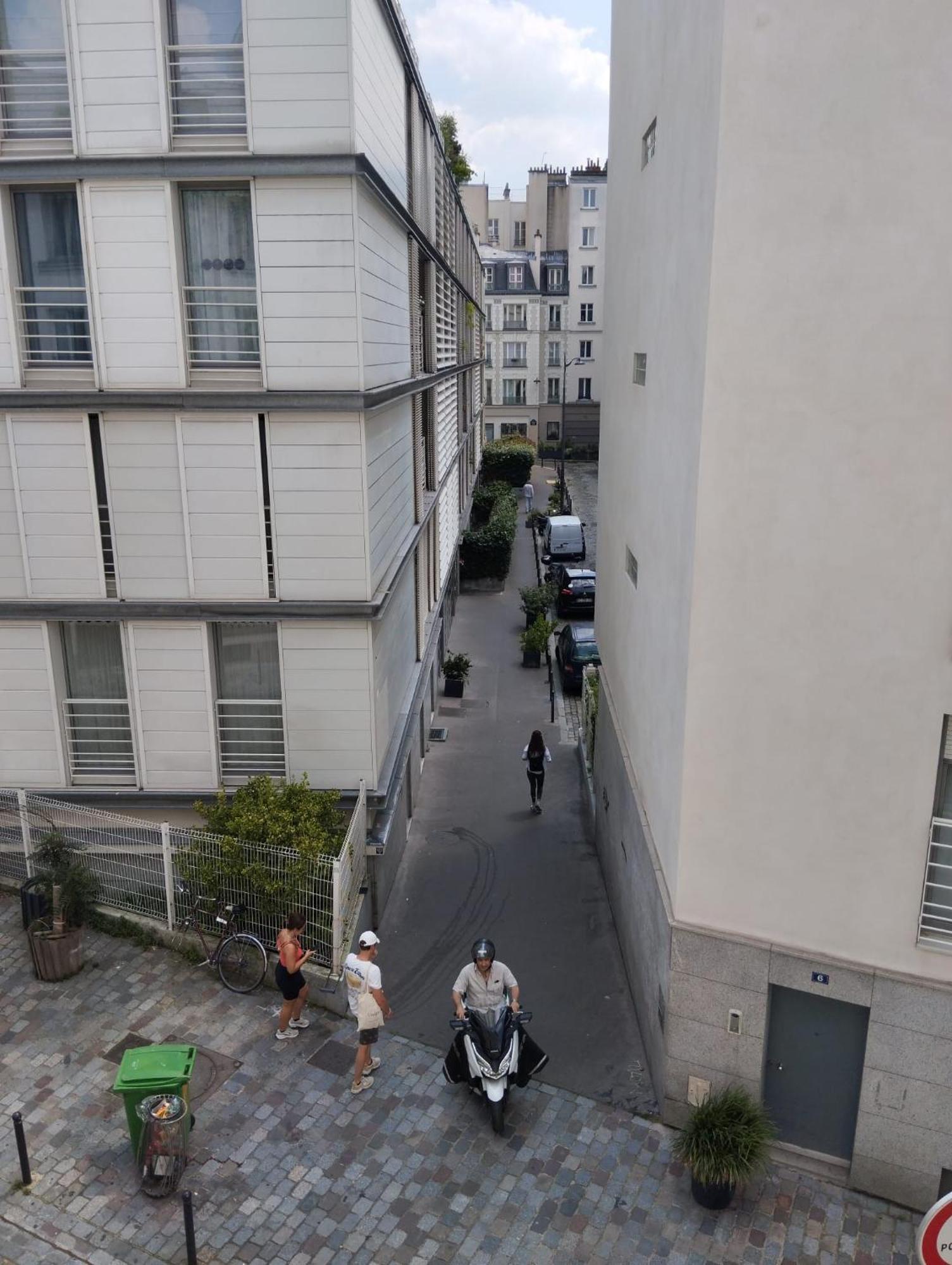 Appartamento A Place De Clichy Parigi