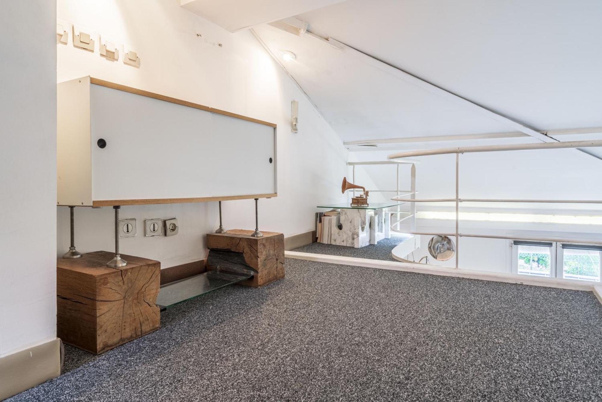 Loft Apartment *