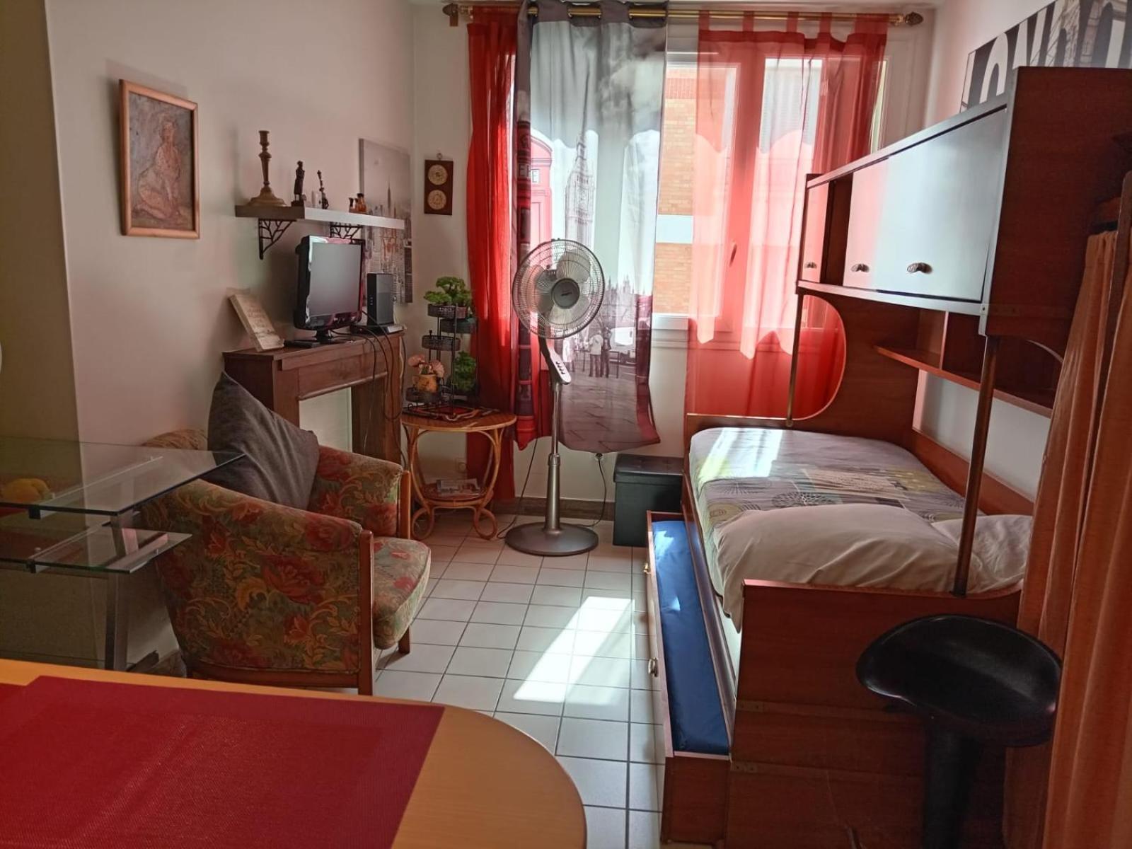 Appartamento Métro Pigalle,garçonnière 25 M2, 3 Per, Cabarets Théâtres,restaurants,tout Confort *