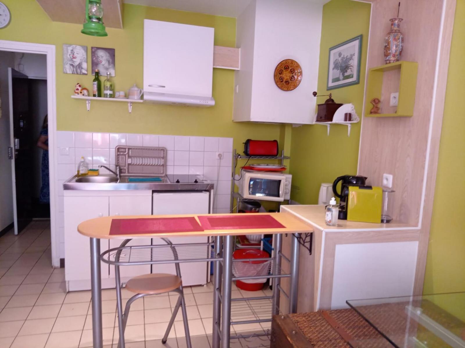Métro Pigalle,garçonnière 25 M2, 3 Per, Cabarets Théâtres,restaurants,tout Confort Appartamento Parigi