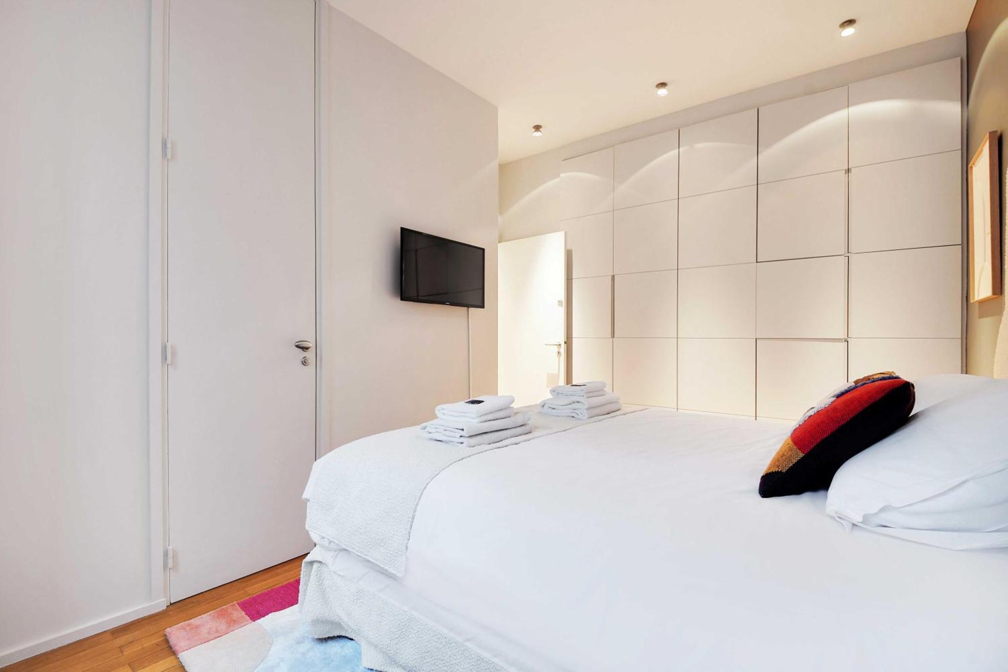 Fabulous House - A Gem In Chic Western Parigi