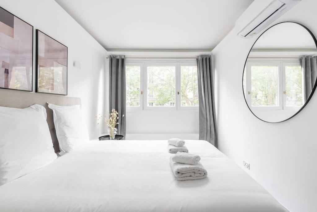 Ensoleille Buttes Chaumont -iv Apartment