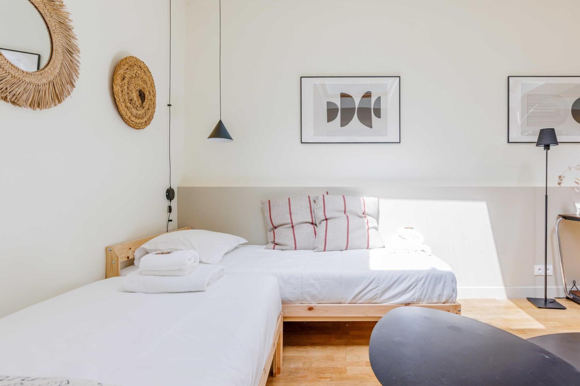 Modern - 2bdr-6p - Sacre Coeur Apartment *