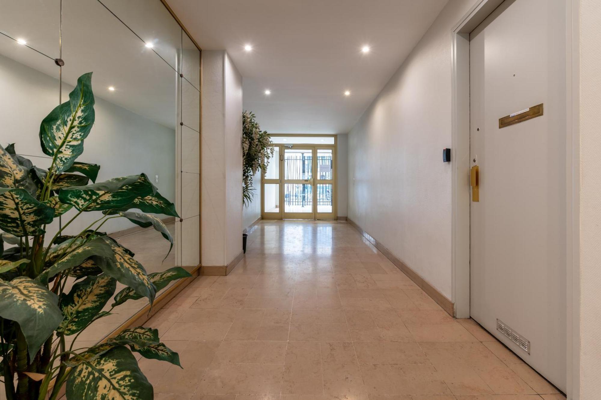 Stylish 1bd Flat With Patio Rue Des Petites Ecuries Appartamento *