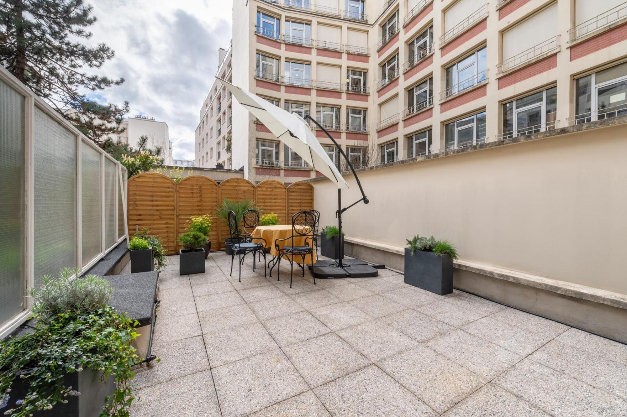 Appartamento Stylish 1bd Flat With Patio Rue Des Petites Ecuries Parigi