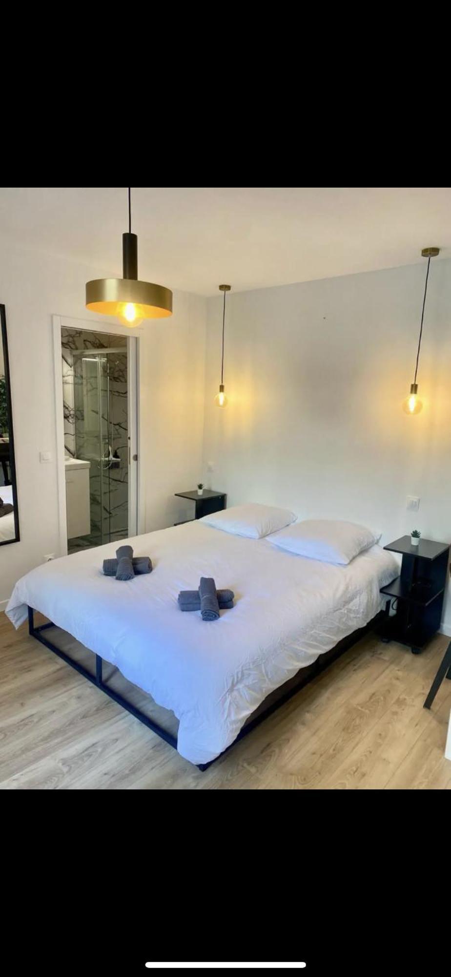 Moderne Au Coeur Du 8e Parigi