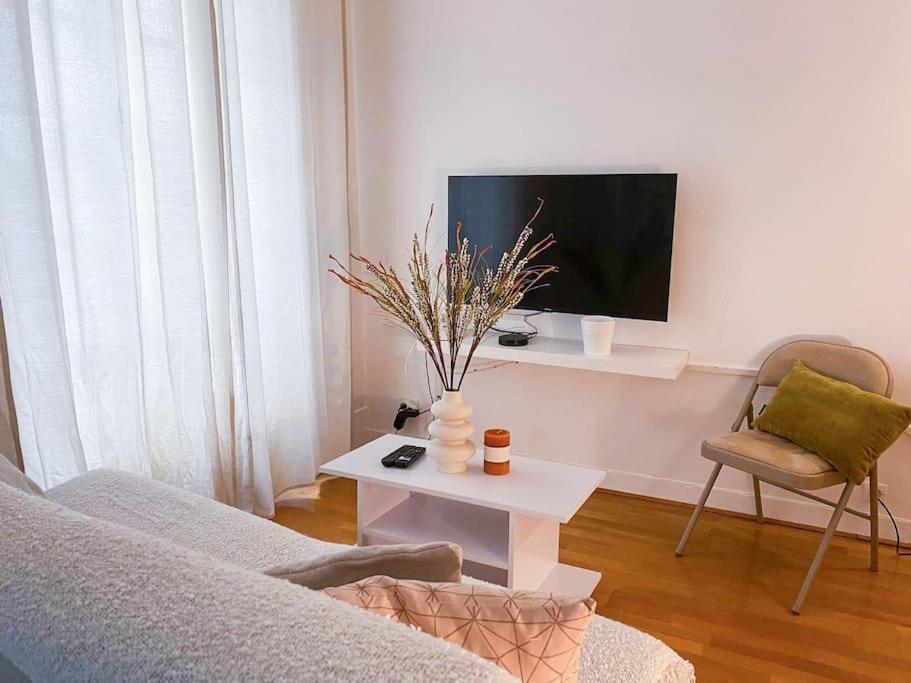 Piece Cosy A 5 Min De La Tour Eiffel A Pied Apartment