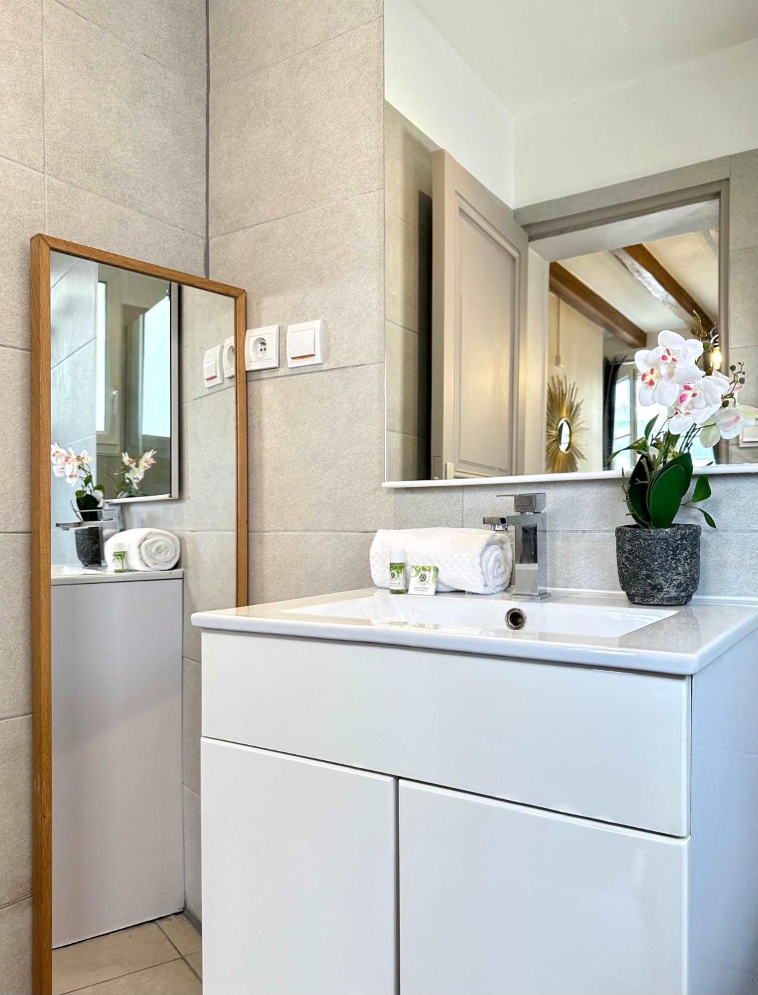 1579 - Eiffel Tower Gem, Stylish & Unique Apartment
