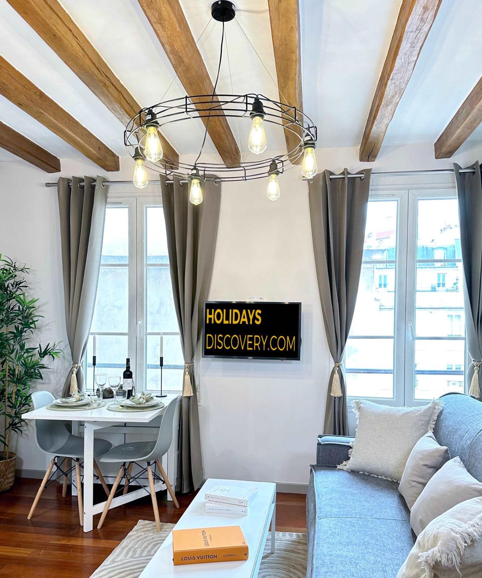 1579 - Eiffel Tower Gem, Stylish & Unique Apartment *