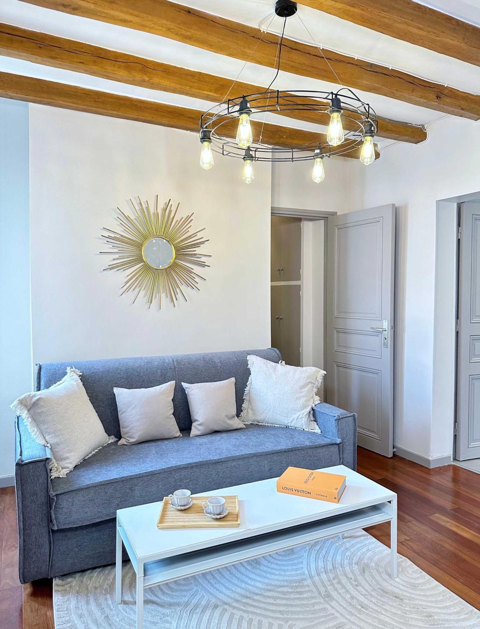 1579 - Eiffel Tower Gem, Stylish & Unique Apartment Paris