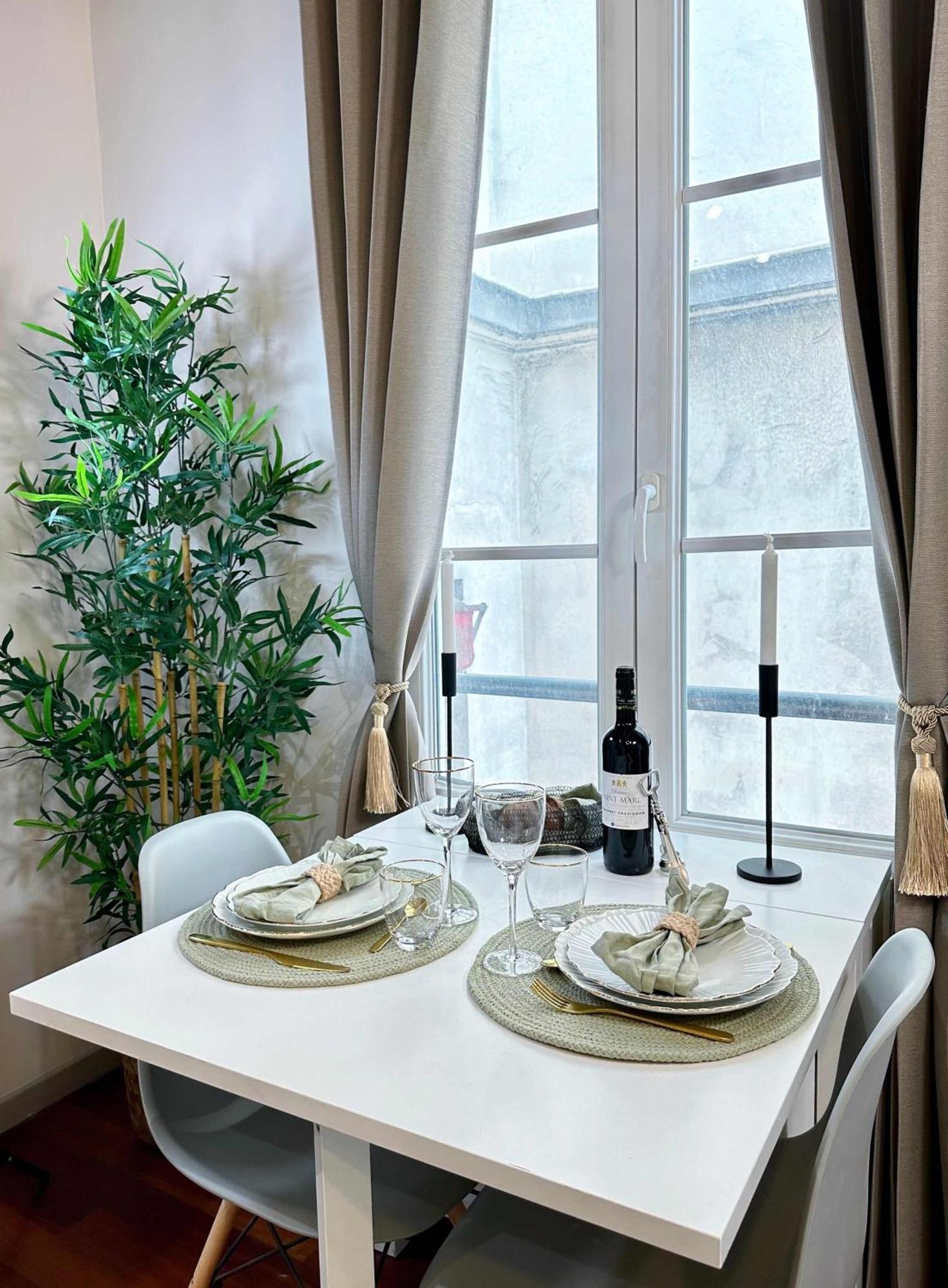 1579 - Eiffel Tower Gem, Stylish & Unique Apartment *
